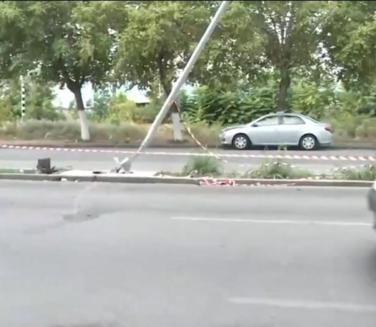 Θεσσαλονίκη: Αυτοκίνητο καρφώθηκε σε κολώνα φωτισμού στη Μοναστηρίου