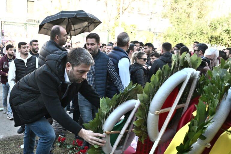 Πέταξαν καφέδες στον Νίκο Ανδρουλάκη όταν κατέθετε στεφάνι στο Πολυτεχνείο - Άνοιξαν... ομπρέλες για να τον προστατεύσουν