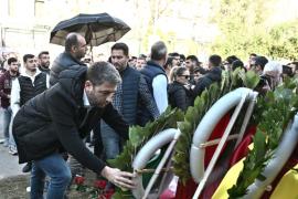 Πέταξαν καφέδες στον Νίκο Ανδρουλάκη όταν κατέθετε στεφάνι στο Πολυτεχνείο - Άνοιξαν... ομπρέλες για να τον προστατεύσουν