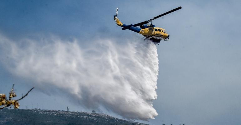 Φωτιά στο Νεοχώρι Πηλίου, σηκώθηκαν ενάερια μέσα