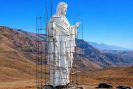 Τεράστιο άγαλμα του Ιησού Χριστού τοποθετήθηκε στα σύνορα Λιβάνου και Συρίας σε περιοχή που είχε βομβαρδιστεί από το Ισλαμικό Κράτος