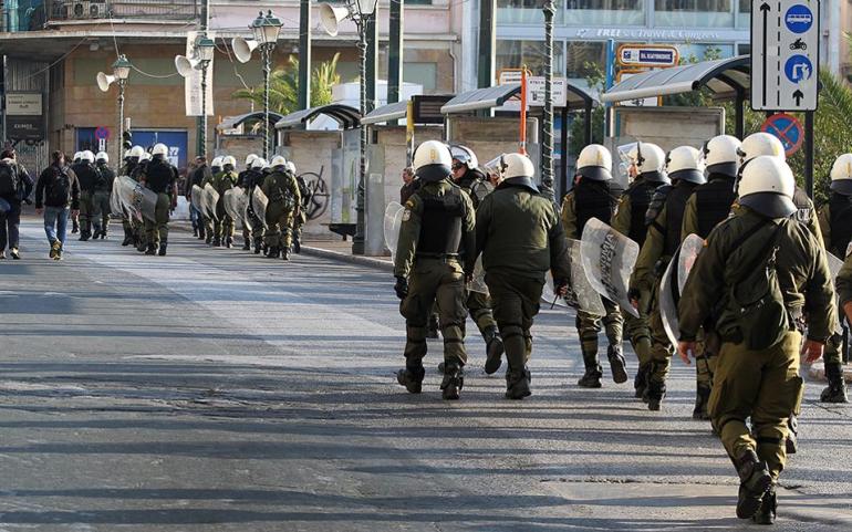 Αστυνομικοί των ΜΑΤ αρνήθηκαν να πάνε έξω από την Λεωφόρο σε ένδειξη διαμαρτυρίας για τον τραυματισμό συναδέλφου τους