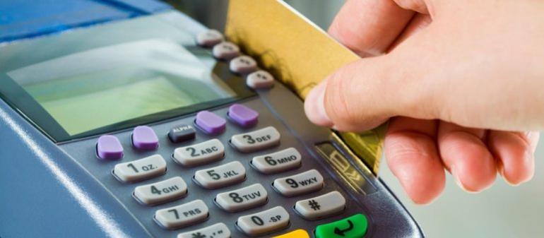 Με προπληρωμένη κάρτα τα επιδόματα ανεργίας, τέκνων και ελάχιστο εγγυημένο εισόδημα – Μόνο το 50% σε μετρητά