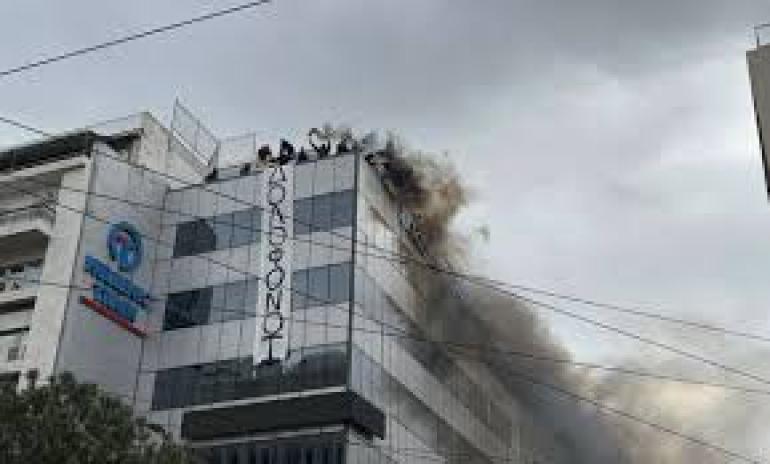 ΒΙΝΤΕΟ-Παρέμβαση Ρουβίκωνα στα γραφεία της Hellenic Train – Ανέβασαν πανό και άναψαν καπνογόνα