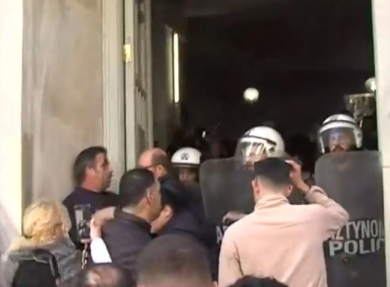 Ηράκλειο: Επεισόδια έξω από τα δικαστήρια όπου απολογείται το ζευγάρι (BINTEO)