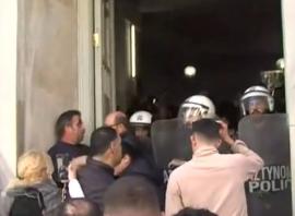 Ηράκλειο: Επεισόδια έξω από τα δικαστήρια όπου απολογείται το ζευγάρι (BINTEO)