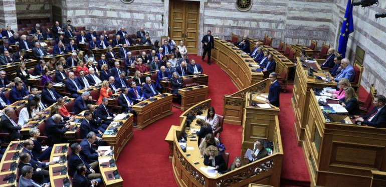 Βουλή: Αντιδράσεις από ΠΑΣΟΚ και ΣΥΡΙΖΑ για την αναβολή της συνεδρίασης για τα ΕΛΤΑ