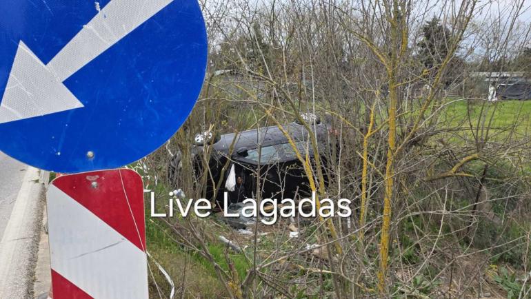 Θεσσαλονίκη: Αυτοκίνητο ανετράπη και κατέληξε σε κανάλι (ΒΙΝΤΕΟ)