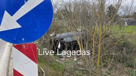 Θεσσαλονίκη: Αυτοκίνητο ανετράπη και κατέληξε σε κανάλι (ΒΙΝΤΕΟ)