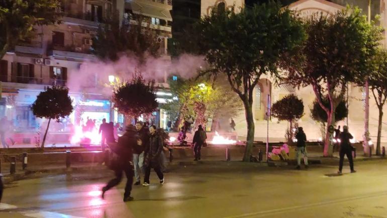 Βόμβες μολότοφ και χημικά στην Καμάρα