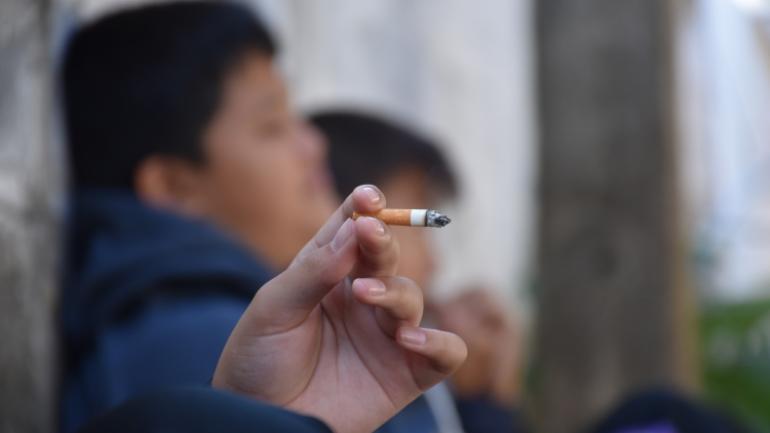 «Κόβεται» το αλκοόλ στους ανηλίκους και το τσιγάρο στους εξωτερικούς χώρους – Τα μέτρα που αναμένονται