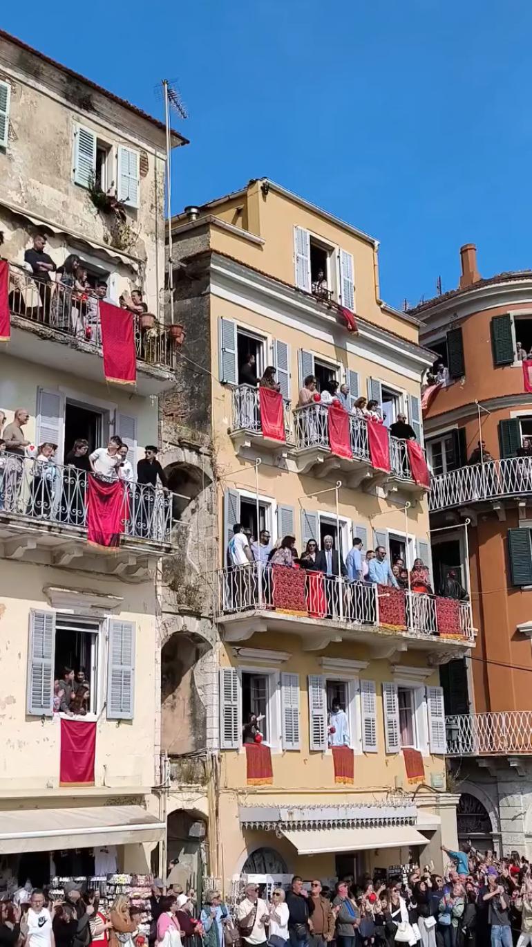 Πρώτη Ανάσταση: Εντυπωσίασε και φέτος το σπάσιμο των μπότηδων στην Κέρκυρα