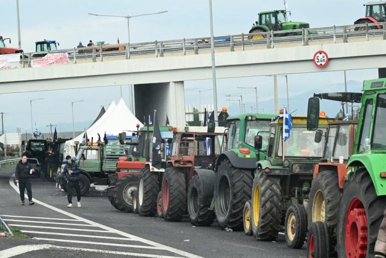 Σε αποκλεισμό του λιμανιού του Βόλου προχωρούν σήμερα οι αγρότες στη σκιά της παρέμβασης του εισαγγελέα του Αρείου Πάγου
