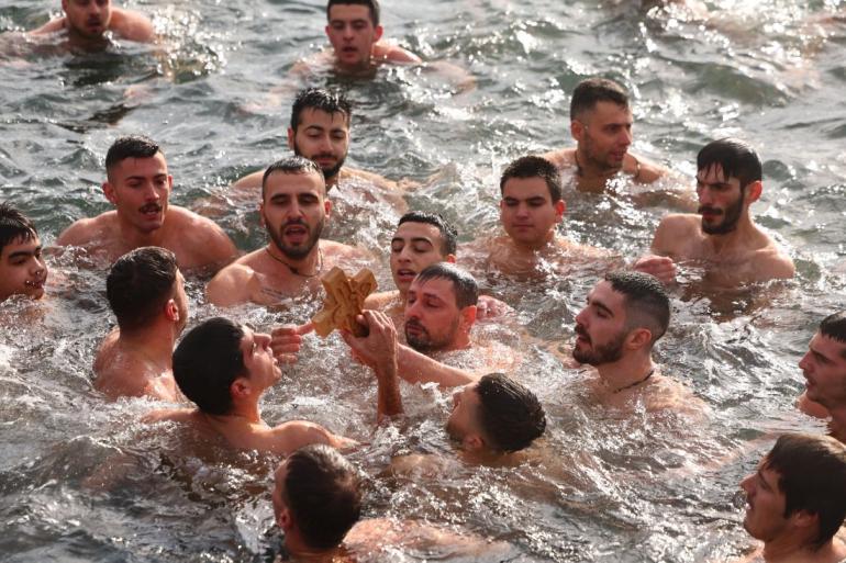 Θεσσαλονίκη: Με λαμπρότητα η τελετή των Θεοφανίων στο λιμάνι - Ποιος έπιασε τον σταυρό
