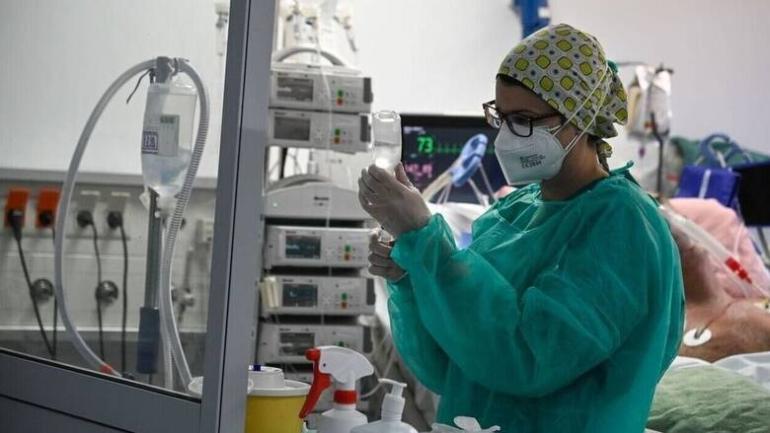 Κορωνοϊός: Δοκιμάζονται για 4η χρονιά οι αντοχές του ΕΣΥ – Κορύφωση τις επόμενες εβδομάδες