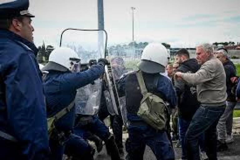 ΒΙΝΤΕΟ-Ένταση μεταξύ αγροτών και ΜΑΤ στον κόμβο του Κιάτου