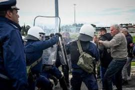 ΒΙΝΤΕΟ-Ένταση μεταξύ αγροτών και ΜΑΤ στον κόμβο του Κιάτου