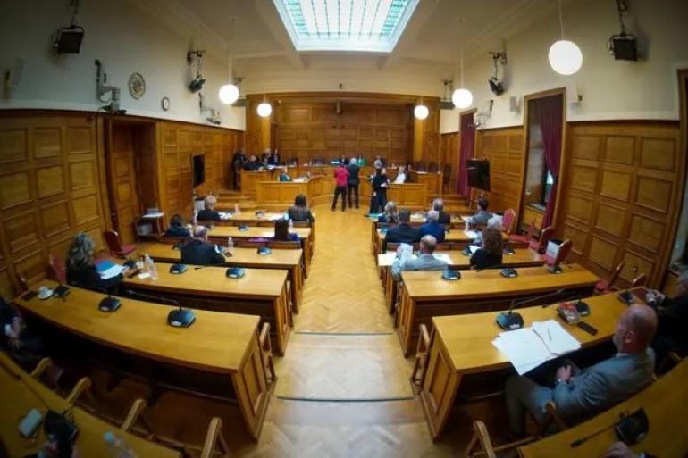 Αποχωρούν ΠΑΣΟΚ, ΣΥΡΙΖΑ, ΚΚΕ, Ελληνική Λύση, Νέα Αριστερά και ΝΙΚΗ από την ψηφοφορία για την κλήση Τριαντόπουλου