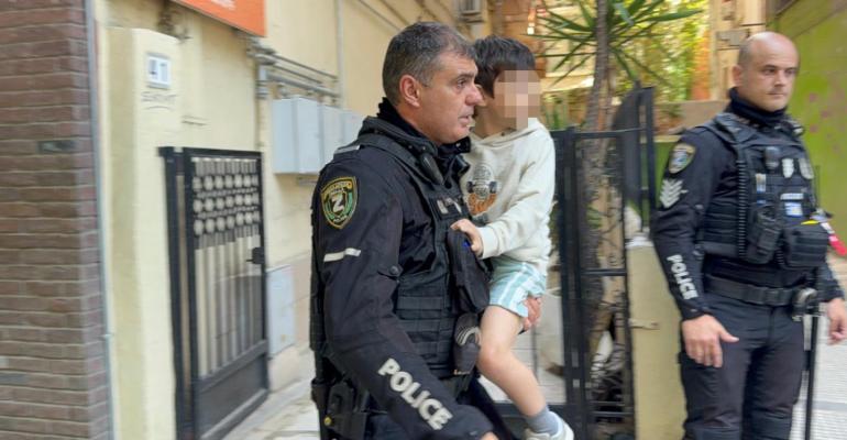 Θεσσαλονίκη:  Παιδί πετούσε αντικείμενα από μπαλκόνι στη Βασ. Γεωργίου-Προσήχθη η μητέρα του-Προσήχθη η μητέρα του