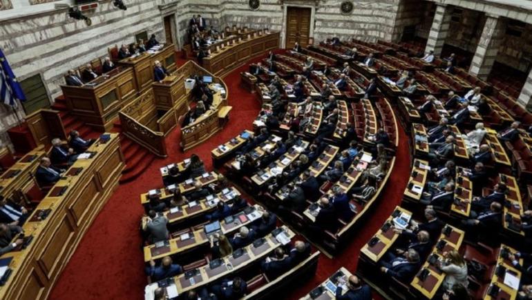 Με ομιλίες του πρωθυπουργού και πολιτικών αρχηγών, η συζήτηση σήμερα στη Βουλή για το ν/σ επιλογής διοικήσεων στο Δημόσιο