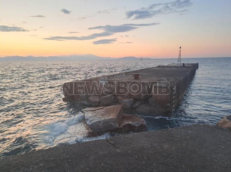 Ραφήνα: Πλοίο προσέκρουσε στον λιμενοβραχίονα  και τον έκοψε στα δύο