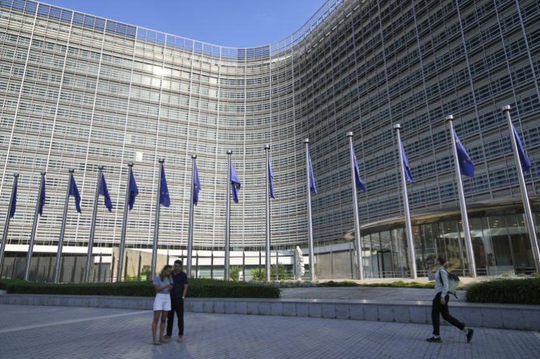 Η Ευρωπαϊκή Επιτροπή υπερασπίζεται σθεναρά την Ελλάδα απέναντι στις απειλές της Ρωσίας