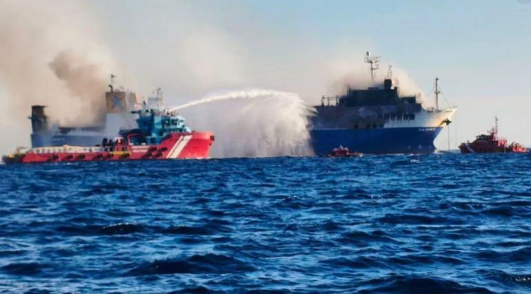 Συνεχίζεται η μάχη με τις φλόγες στο πλοίο που έπιασε φωτιά πάνω από τη Μύκονο, παραμένει ανοικτά της Τήνου
