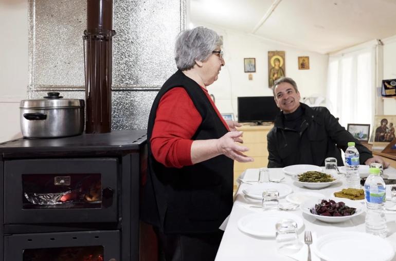 Ηλικιωμένο ζευγάρι στον Έβρο έκανε το τραπέζι στον Κ. Μητσοτάκη: Με ντολμαδάκια, γαρίδες, χόρτα και παντζάρια