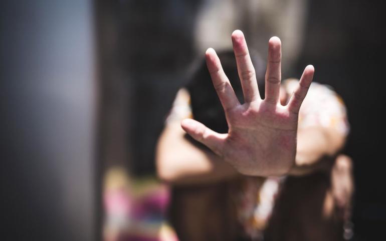 Αχαΐα: Έσερνε από τα μαλλιά και έπνιγε την αδελφή της