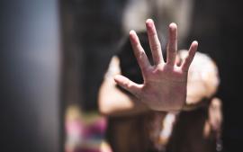 Αχαΐα: Έσερνε από τα μαλλιά και έπνιγε την αδελφή της