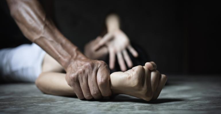 Περισσότερες από 15.000 γυναίκες έχουν πέσει θύματα ενδοοικογενειακής βίας στους 10 μήνες του 2024