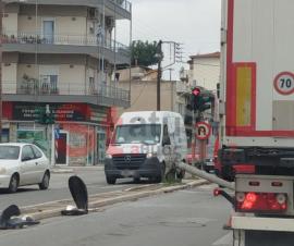 Θεσσαλονίκη: Κολόνα έπεσε σε κεντρικό δρόμο (VIDEO)