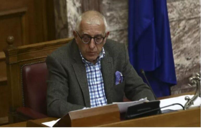 Βουλή: Παραδόθηκε στον Κακλαμάνη το πόρισμα της Εξεταστικής για τον ΟΠΕΚΕΠΕ