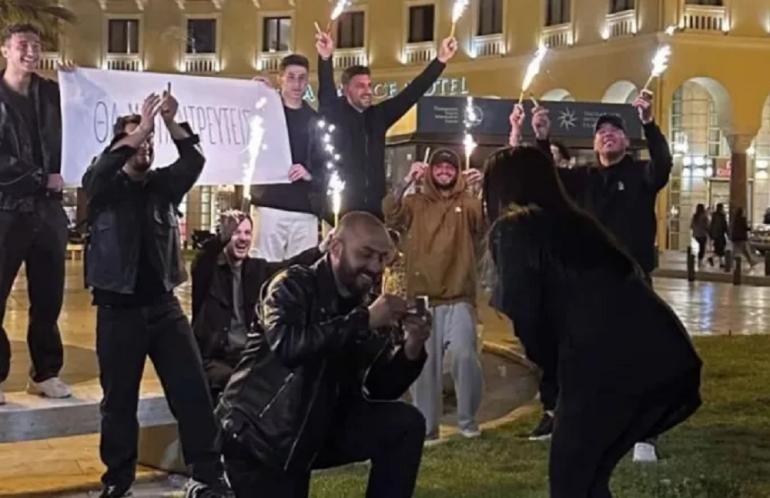 Θεσσαλονίκη: Της έκανε πρόταση γάμου με πυρσούς στη μέση της Αριστοτέλους - Δείτε βίντεο
