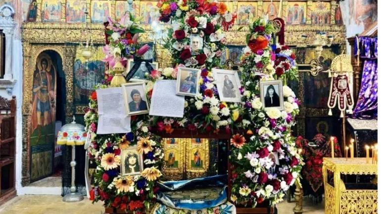 Μεγάλη Παρασκευή στην Όλυμπο Καρπάθου: Θρήνος, μοιρολόγια και φωτογραφίες νεκρών στον στολισμό του Επιταφίου