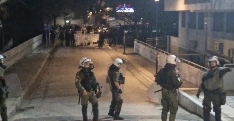 Θεσσαλονίκη: Αναρχικοί στο ΑΠΘ με συνθήματα για τον νεκρό αστυνομικό στου Ρέντη (vid)