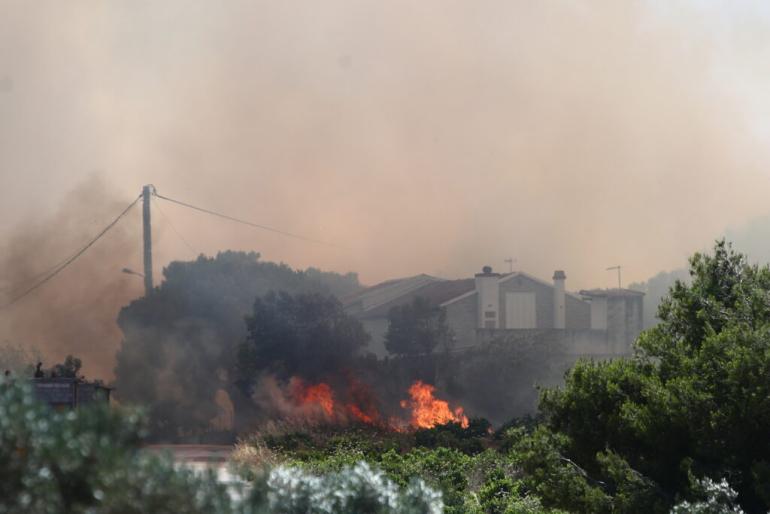 Φωτιά στο Πικέρμι: Προς Σπάτα κινείται το πύρινο μέτωπο – Κάηκαν σπίτια