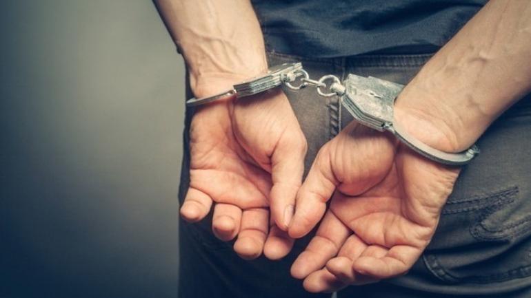 Σύλληψη μαθητή που απειλούσε ότι θα διαρρεύσει βίντεο με τον ξυλοδαρμό συμμαθητή του