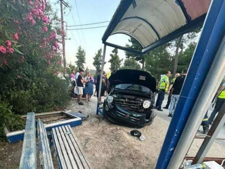 Χαλκιδική: ΙΧ έπεσε σε στάση λεωφορείου - Χωρίς δίπλωμα και υπό την επήρεια αλκοόλ ο 19χρονος οδηγός