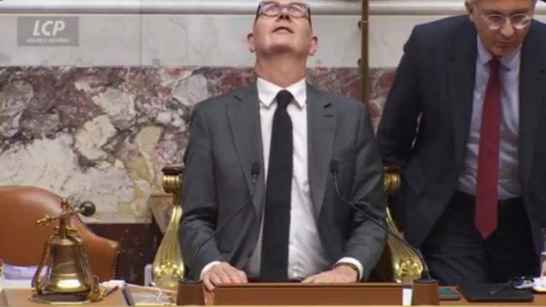Φρανσουά Μπαϊρού: Νερό από το ταβάνι της γαλλικής εθνοσυνέλευσης πέφτει στο κεφάλι του – «Στάζει;»