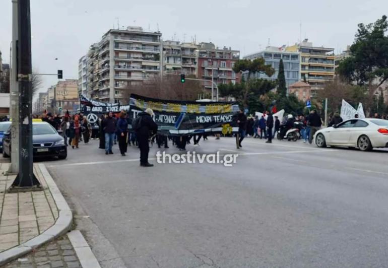 Θεσσαλονίκη: Πορεία στο κέντρο της πόλης για το δυστύχημα στα Τέμπη – Δείτε βίντεο