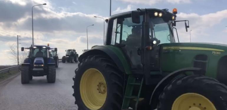 ΒΙΝΤΕΟ-Θεσσαλονίκη: Στο μπλόκο Μαλγάρων τα πρώτα τρακτέρ αγροτών - Παραμένουν με ανοικτές μηχανές