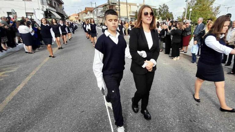 28η Οκτωβρίου: Μαθητής με ολική απώλεια όρασης παρέλασε στη Μακρυνεία Αγρινίου