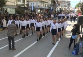 Πύργος: Μαθητές παρέλασαν με μαύρες κορδέλες για τον συμμαθητή τους που σκοτώθηκε πέφτοντας από μπαλκόνι – Βίντεο