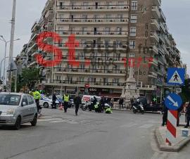 ΦΩΤΟ-Πριν από λίγο-Τροχονόμος παρασύρθηκε από δίκυκλο στο κέντρο της Θεσσαλονίκης