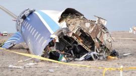Συντριβή αεροσκάφους στο Καζακστάν – Ανοιχτά όλα τα σενάρια για τα αίτια της πτώσης