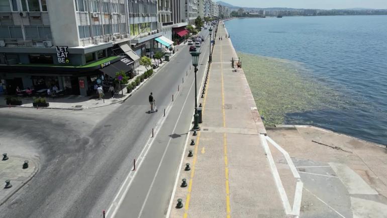 Θεσσαλονίκη: Επανήλθε το αποκρουστικό φυτοπλαγκτόν στον Θερμαϊκό - Έντονη δυσοσμία στην παραλία