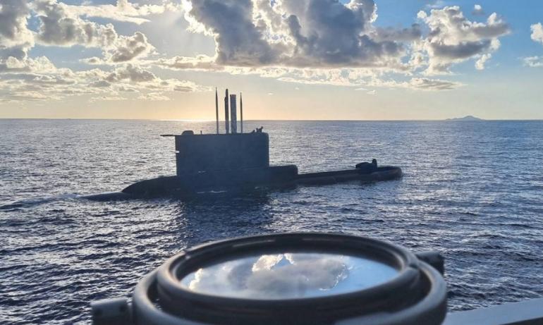 Η στιγμή που το αμερικανικό υποβρύχιο βυθίζει με τορπίλη την ιρανική φρεγάτα στα ανοικτά των ακτών της Σρι Λάνκα – Δείτε βίντεο