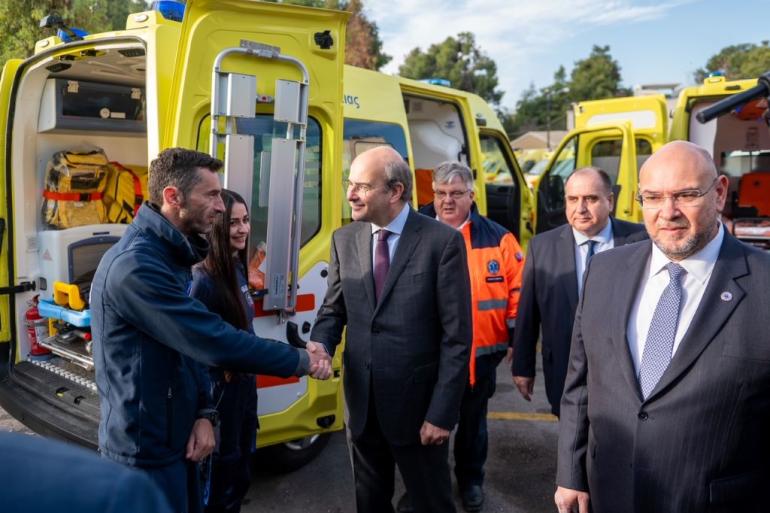 Παράδοση 10 νέων ασθενοφόρων στο ΕΚΑΒ – Μικτή Επιτροπή των Υπουργείων Οικονομικών και Υγείας για τα οικονομικά της Υγείας