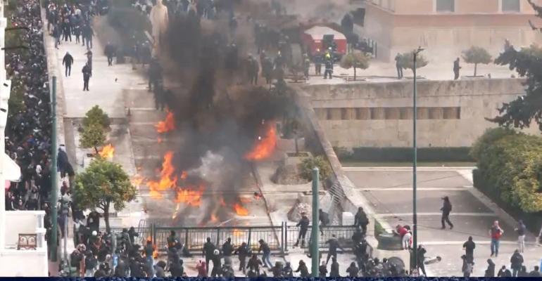 Ένταση και επεισόδια στην πλατεία Συντάγματος